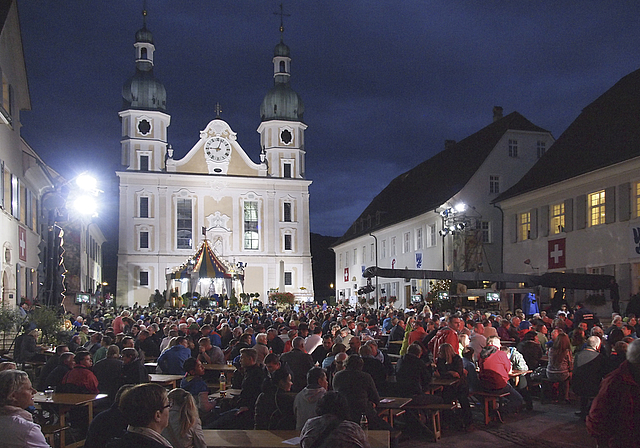 Der Dom im Fernsehen: Die Jass-Sendung fand in einzigartiger Ambiance statt.  Fotos: Tobias Gfeller