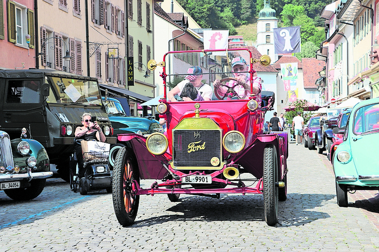 Mit 109 Jahren voll im Schuss: Ein offener Ford Model T mit Holzspeichen. Fotos: Carlo LAng