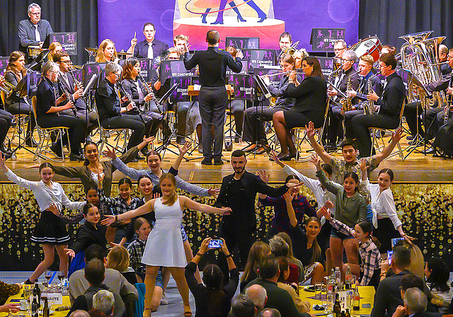 Besuch aus Südbaden: Die Dance Academy aus Bad Säckingen begleitete den Musikverein Concordia Dornach mit einer fantastischen Tanzshow.  Foto: Heiner Leuthardt