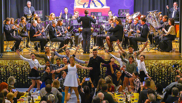 Besuch aus Südbaden: Die Dance Academy aus Bad Säckingen begleitete den Musikverein Concordia Dornach mit einer fantastischen Tanzshow.  Foto: Heiner Leuthardt