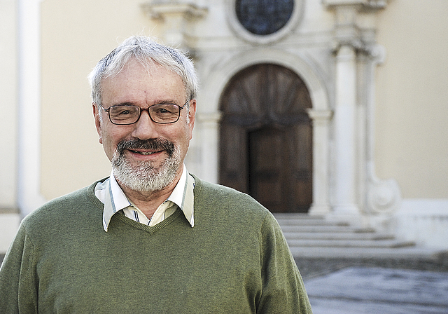 Ein bescheidener und beharrlicher Musiker und Organisator: Peter Koller vor dem Dom in Arlesheim.  Foto: T. Brunnschweiler