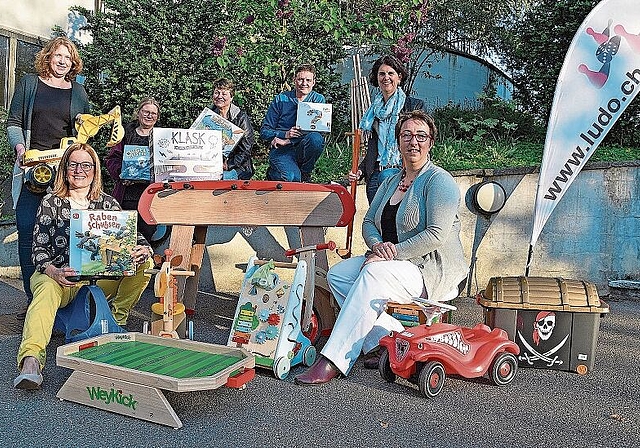 Das Helferteam: hinten von links: Marjolein van Waes, Christine Melcher, Irene Schwaar, Dominique With, Nadine Müller (Co-Prä sidentin), vorne von links: Daniela Karrer (Co-Präsidentin), Susann Barkholdt. Es fehlen Sandy Kaiser, Corinne Gloor. Fot