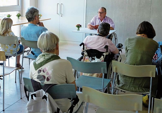 Musikalisch-literarische Lesung: Bewohner und Mitarbeiter Walter Beutler liest aus seinem neuen Buch vor. Foto: Thomas Brunnschweiler