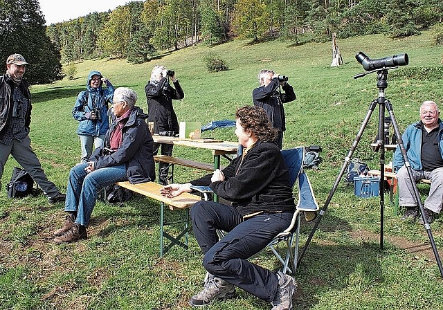 Beobachten und sich austauschen: Mitglieder des Natur- und Vogelschutzvereins Blauen-Dittingen-Nenzlingen. Foto: Jürg Jeanloz