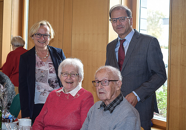 Ein ganzes Leben zusammen: Frieda und Alfred Wiss-Koch wurden von Gemeinderätin Heidi Frei und von Gemeindepräsident Giorgio Lüthi geehrt für die eiserne Hochzeit nach 65 Ehejahren.  Foto: Bea Asper