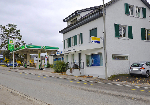 Vertrag bereits vereinbart: Der Gemeinderat will das 2000 Quadratmeter grosse Firmenareal von Käch Bestattungen mitsamt Tankstelle kaufen, um es bei der SuSI-Planung miteinbeziehen zu können.  Foto: Fabia Maieroni