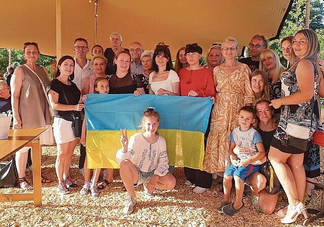 Ukraine meets Arlesheim: Die Künstlerinnen zeigten stolz ihre Flagge. Foto: Fabia Maieroni