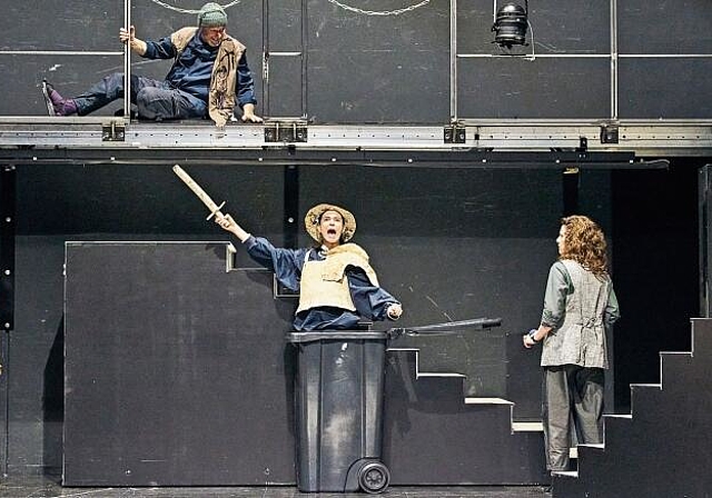 Sollen ein Musical auf die Beine stellen: Die Schauspielerin als «Don Quijote» (Florentine Krafft) mit dem Techniker (Krishan Krone, oben) und der Fundusfrau (Monika Varga, rechts). Foto: Lucia Hunziker