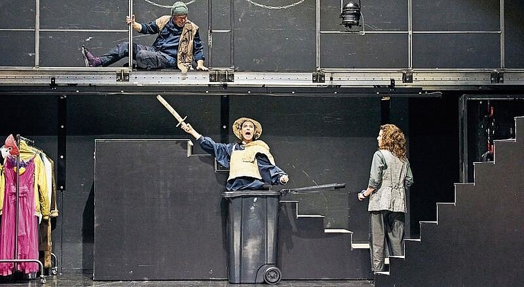 Sollen ein Musical auf die Beine stellen: Die Schauspielerin als «Don Quijote» (Florentine Krafft) mit dem Techniker (Krishan Krone, oben) und der Fundusfrau (Monika Varga, rechts). Foto: Lucia Hunziker