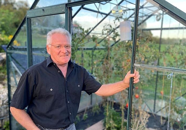 Abstruse Situation: Rolf Meyer zieht in den Gemeinderat und die Baukommission sucht in seinem Garten nach illegalen Bauten. Foto: Bea Asper