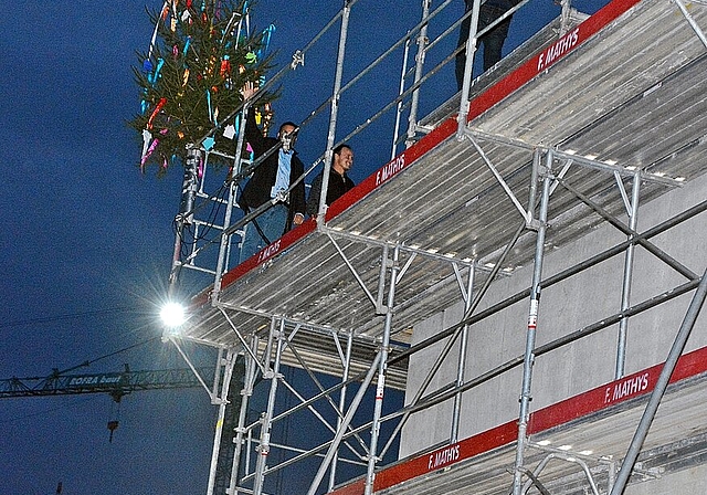 <em>Nach drei Hammerschlägen muss der Baum stehen: </em>Die Schulleiter Markus Mayer (KTW) und Felix Schenker (Schulen Breitenbach) schafften das wie gestandene Zimmerleute. Foto: Roland Bürki