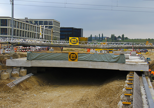 Beim «Durchstich» ist der Deckel drauf: Über diese Deckenplatte wird in Zukunft auch das Tram geleitet.  Foto: Tobias Gfeller