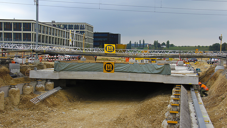 Beim «Durchstich» ist der Deckel drauf: Über diese Deckenplatte wird in Zukunft auch das Tram geleitet.  Foto: Tobias Gfeller