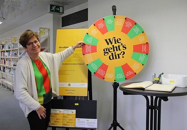 Niederschwelliger Zugang: Viviane Pescatore, Leiterin der Bibliothek, am letzten Posten des Themenwegs mit dem Glücksrad.  Foto: Tobias Gfeller