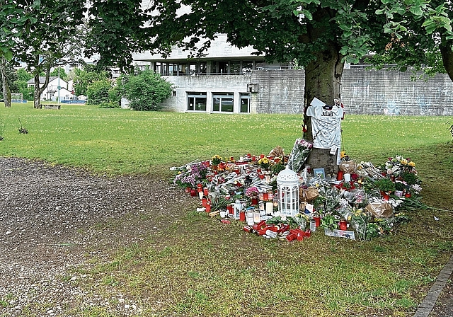 Gedenkstätte: Das Tötungsdelikt unter Jugendlichen sorgte weit über Aesch hinaus für Bestürzung. Foto: Nicolas Blust