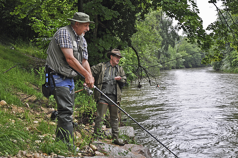 Begeisterte Fischer von Kindesbeinen an: Ruedi Neeser (l.) und Markus Wymann an der Birs bei Aesch.  foto: Isabelle Hitz