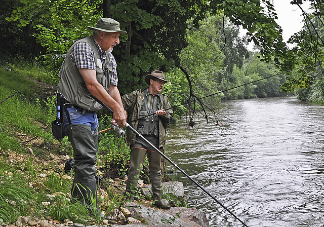 Begeisterte Fischer von Kindesbeinen an: Ruedi Neeser (l.) und Markus Wymann an der Birs bei Aesch.  foto: Isabelle Hitz