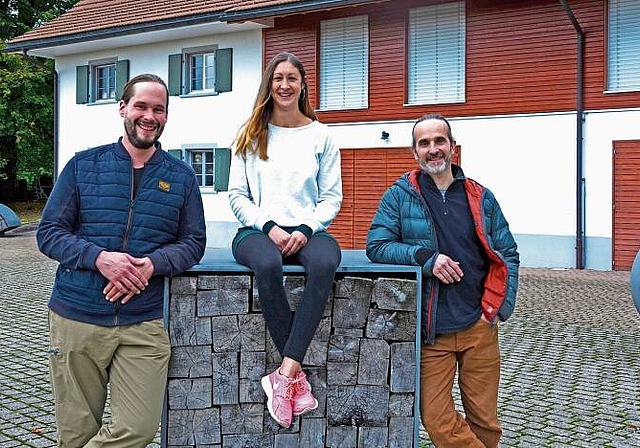 Idee und Umsetzung: v. l. Simon und Nicole Grossen werden auf dem Schartenhof wohnen, Andreas Renz ist der Visionär hinter dem Projekt. Foto: Fabia Maieroni