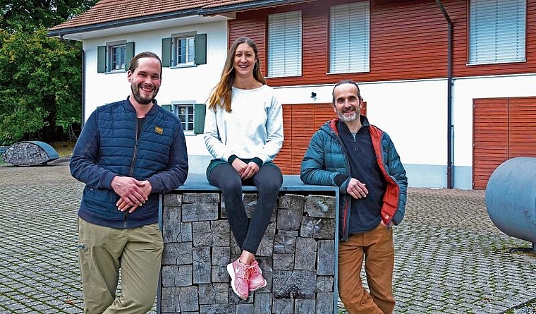 Idee und Umsetzung: v. l. Simon und Nicole Grossen werden auf dem Schartenhof wohnen, Andreas Renz ist der Visionär hinter dem Projekt. Foto: Fabia Maieroni