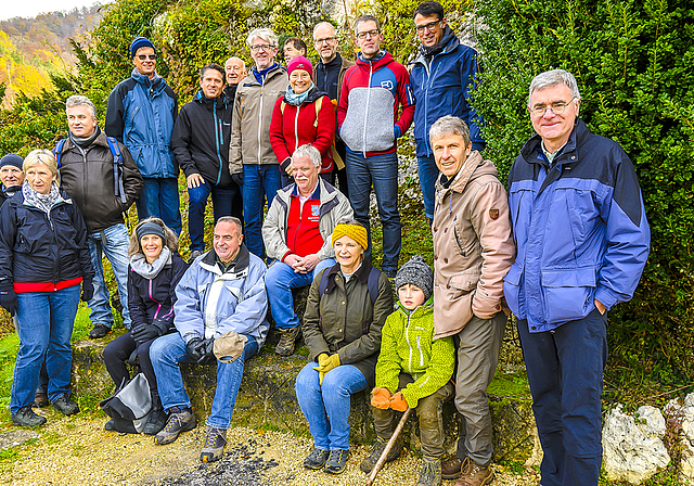 Begingen zusammen die Ermitage: Gemeinde- und Bürgerrat sowie Vertreter der Stiftung Burg Reichenstein und der Stiftung Ermitage Arlesheim und Schloss Birseck, der Revierförster Fredi Hügi sowie weitere Gäste.  Foto: Heiner Leuthardt