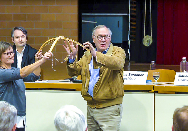 Anschaulich: Gemeinderätin Eveline Sprecher und Christoph Häring der Häring Holzbau AG hantieren mit der Dachkonstruktion des Holzdom-Modells.  Foto: ZVG/ Birsstadt TV / regioTVplus