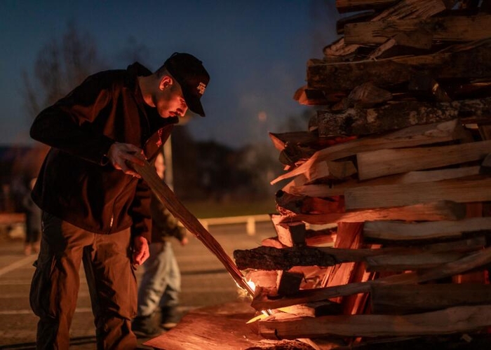 Holzscheite gestapelt: Luca Di Tommaso zündete um 19 Uhr das grosse «Hirzefüür» an. Fotos: Katja Schmidlin