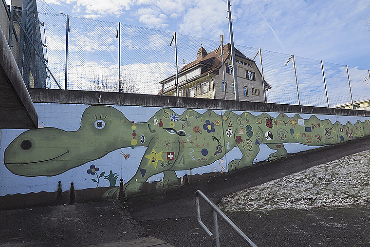 Gab auch zu reden: Die Stützmauer entlang des Spiel- und Sportplatzes.  Foto: Edmondo Savoldelli