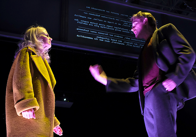 Ein Stück für zwei Schauspieler und eine Uhr: Emanuela von Frankenberg und Manfred Kägi in «Heilig Abend». Foto: ZVG/Valentin Köhler