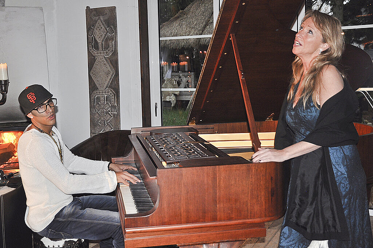 Starke Stimmen: Der Aescher K’ream und Lala Ackermann, Bürgerin von Pfeffingen, im Bali-Haus in Hochwald.  Foto: Isabelle Hitz