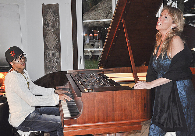 Starke Stimmen: Der Aescher K’ream und Lala Ackermann, Bürgerin von Pfeffingen, im Bali-Haus in Hochwald.  Foto: Isabelle Hitz