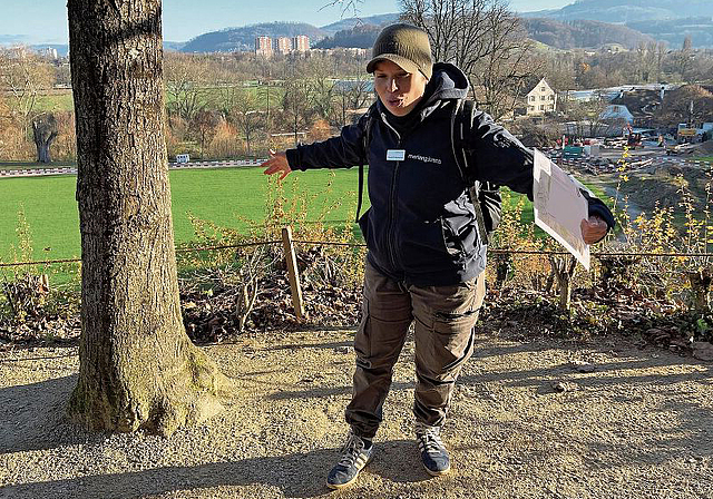 Lebendige Exkursion: Engagiert demonstrierte Claudia Di Feliciantonio, wie sich die Birs im Lauf der Zeit verändert.Foto: Axel Mannigel