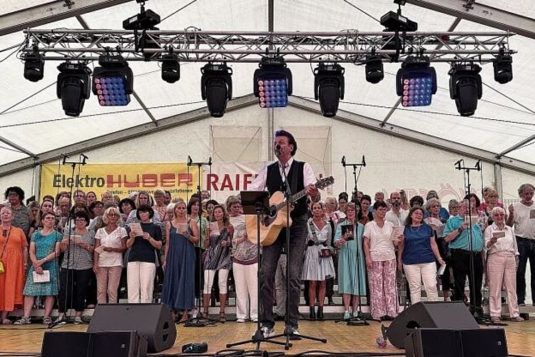 Sorgen für ein pumpenvolles Festzelt: Bo Katzman mit seinem Feelgood-Chor.