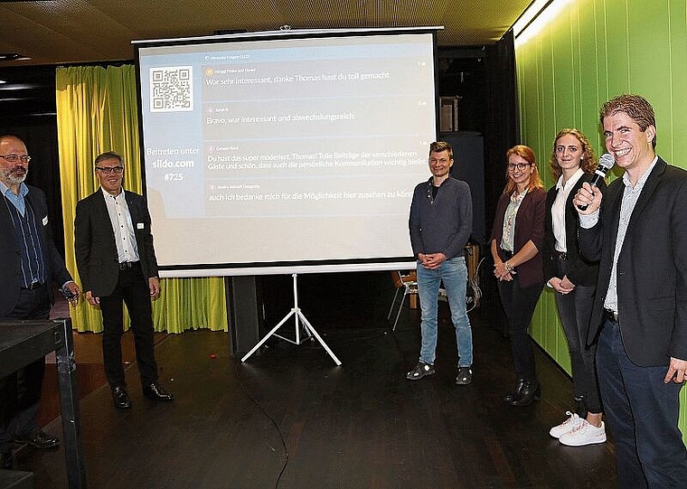 Podium mit Livestream: (v.r.) Moderator Thomas Boillat diskutiert mit Schülerin Anisa Alimi, Lehrerin Céline Humair, Geschäftsführer Florian Kottmann, Landrat Franz Meyer und Zukunftsforscher Andreas M. Walker über die Zukunft. Foto: Gaby Walthe