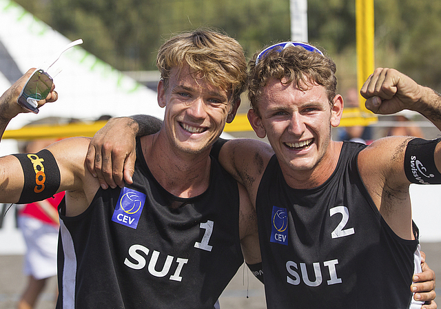 Paradiesische Bedingungen: So wie die Vize-Europameister Florian Breer (l.) und Yves Haussener freuen sich alle aktiven Beachvolleyballer über eine überdachte Trainingshalle für die Wintersaison.  Foto: ZVG