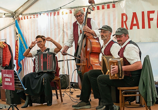 Traditionelle Klänge: Die Live-Musik im Festzelt sorgte für gute Stimmung. Foto: zvg / Toni Fischlin