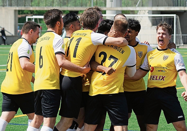 Nach dem Feiern: Zwingens Spieler hatten oft Grund zum Jubeln. Wie wird es eine Stufe höher sein? Foto: Laura Krabbe / regioSPORTal