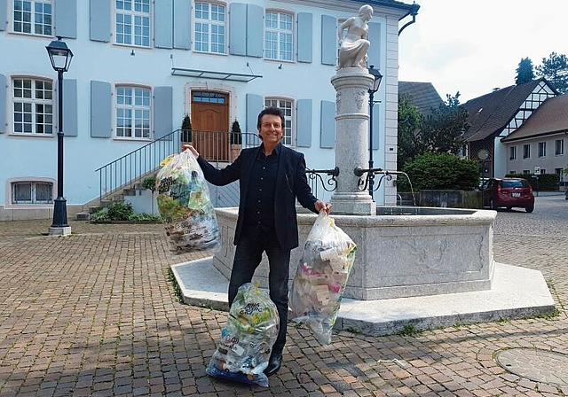 Hat schon drei Säcke gefüllt: Bo Katzmann sammelt seit drei Wochen alle Plastikabfälle. Foto: Fabia Maieroni