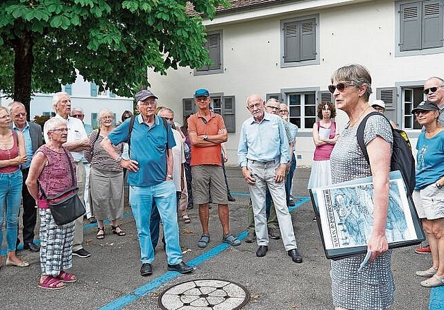 Das einstige Arlesheim entdecken: Die kantonale Denkmalpflegerin Brigitte Frei-Heitz (vorne rechts) zeigte bei ihrem Rundgang immer wieder alte Bilder, Skizzen und Pläne. Foto: Tobias Gfeller