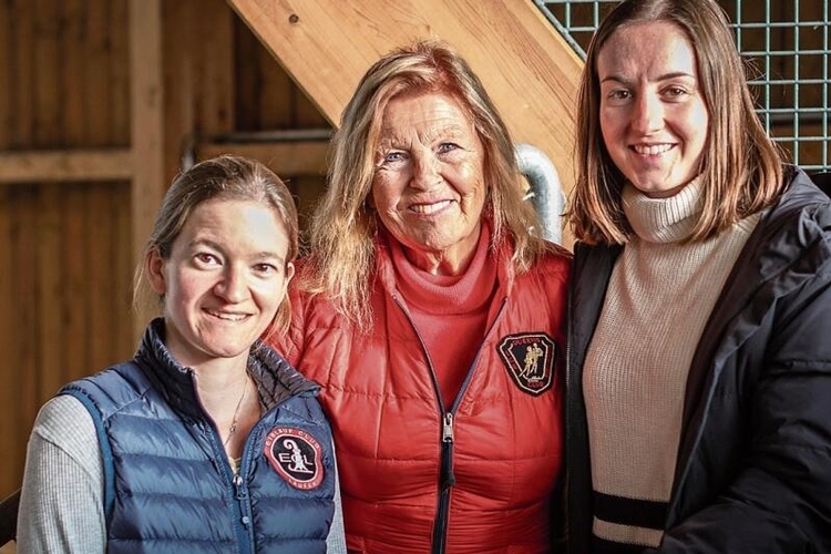 Eislaufpower aus Laufen: Eisläuferin Sandrine Schluep, Trainerin Anita Oel-Teuber und Schweizer Meisterin 2022 Karin Weber (v. l.). Fotos: Katja Schmidlin