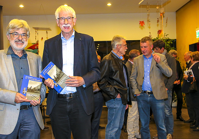 Wandel ist nicht Untergang: Die beiden Redaktoren Thomas Brunnschweiler (r.) und Klaus Fischer haben spannende Zusammenhänge der Industriegeschichte zutage gefördert.  Foto: Gini Minonzio