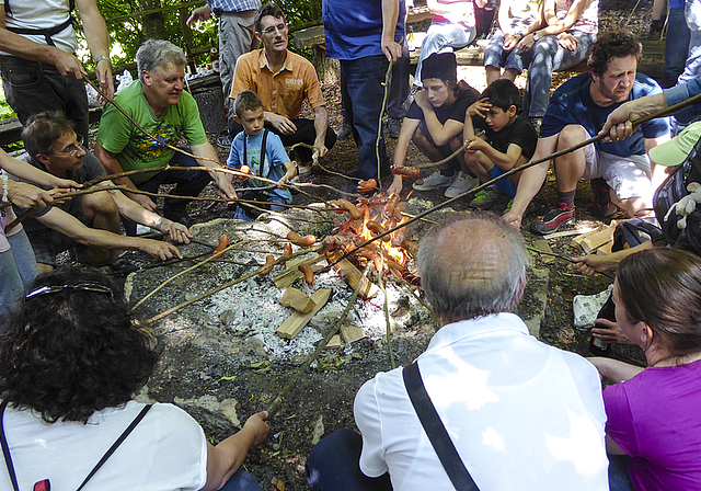 Lagerfeuer: Sehr beliebt waren die Feuerstellen, um die sich Gruppen mit hungrigen Wurstbrätlern scharte.  Foto: T. Immoos