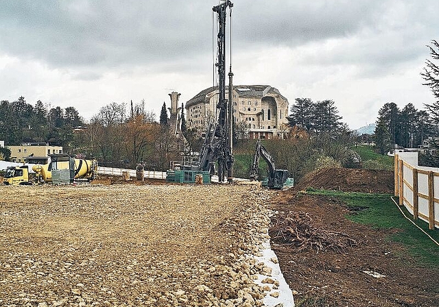 Baustelle der Steiner AG: Hier entstehen 5 Mehrfamilien- und 16 Reiheneinfamilienhäuser auf Arlesheimer Boden. Foto: Roland Schmid/bz-Archiv