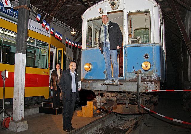 Im BLT-Depot Rodersdorf: Roland Nauli, Präsident des Vereins Pro Birsigthalbahn, auf dem Motorwagen 7. In der Mitte Paul Gschwind, Vizepräsident. Hinten, auf der Treppe des BLT-Trams, Fredi Schödler, Vizedirektor der Baselland Transport AG.   Foto