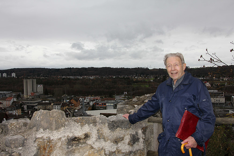 Tritt ab: Benjamin Huggel während seines letzten historischen Dorfrundgangs, hier auf dem Schlossfelsen. Foto: Guido Herklotz