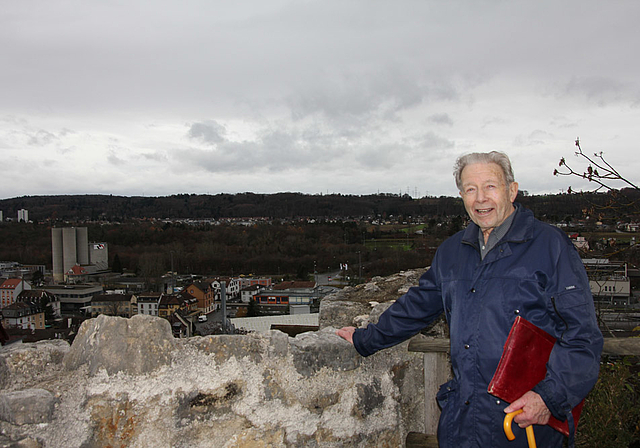 Tritt ab: Benjamin Huggel während seines letzten historischen Dorfrundgangs, hier auf dem Schlossfelsen. Foto: Guido Herklotz