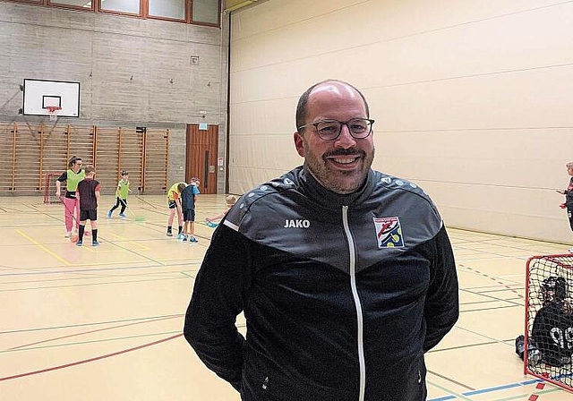 Stolz und engagiert: Chef der Sektion Unihockey, Andreas Maeder, beim Training der neuen Unihockeyschule. Foto: Florin Bürgler