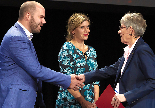 Zeremonie in St. Gallen: Jury-Mitglied Susi Saxer von der Fachhochschule St. Gallen (r.) überreicht Marc Boutellier und Gaby Zbinden stellvertretend für die Stiftung Hofmatt Münchenstein den Viventis-Pflegepreis 2018.  Foto: ZVG
