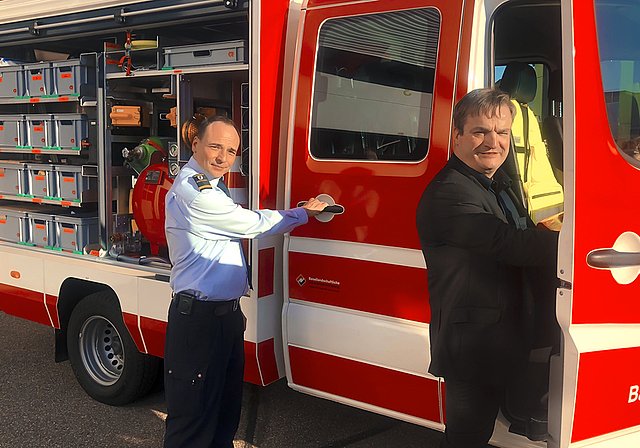 Frisch geliefert: Christoph Wyttenbach, Kommandant der Stützpunktfeuerwehr Reinach (links) und Sven Cattelan, Direktor der Basellandschaftlichen Gebäudeversicherung, besteigen das nagelneue Löschfahrzeug.  Foto: Caspar Reimer