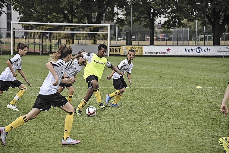 Zug aufs Tor: Ein feines Dribbling im Mittelfeld düpiert die vier Verteidiger/-innen.  Foto: ZVG FC Aesch