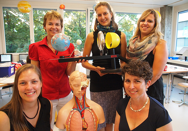 Im neu geschaffenen Ressourcenraum: Pia Augsburger, Eva Hungerbühler, Miriam Locher (stehend v. l.), Nadja Herrmann und Nathalie Meyer (unten r.) bringen den Kindern technisch-naturwissenschaftliche Themen näher.  Foto: Tobias Gfeller